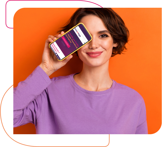 Mulher com celular na frente do olho direito, ao fundo uma cor sólida laranja